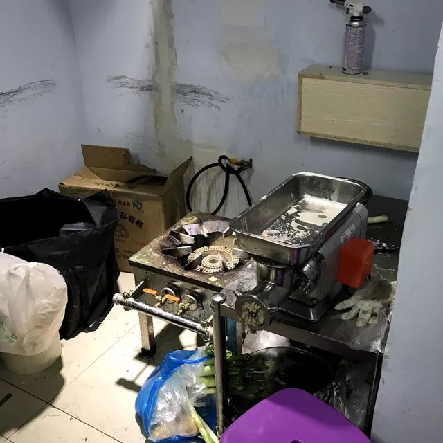 这个小作坊就厉害了,老板以前可能是从事足浴行业的,现在做
