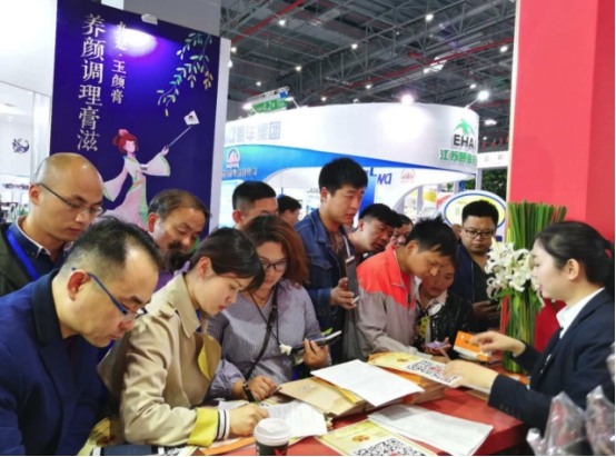 片仔癀亮相全国药交会 吸引众多市民参观体验