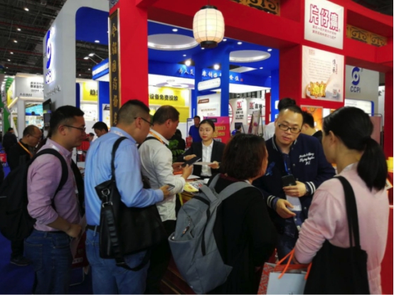 片仔癀亮相全国药交会 吸引众多市民参观体验