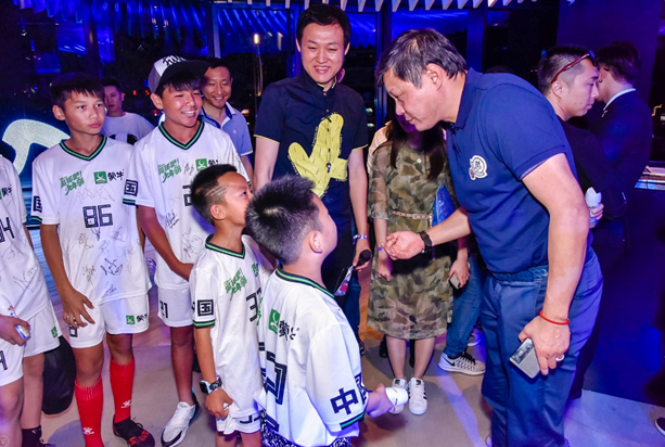 星耀上海 国际传奇球星为蒙牛世界杯少年队送