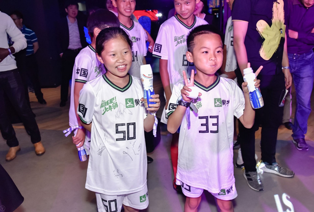 耀上海 国际传奇球星为蒙牛世界杯少年队送祝福