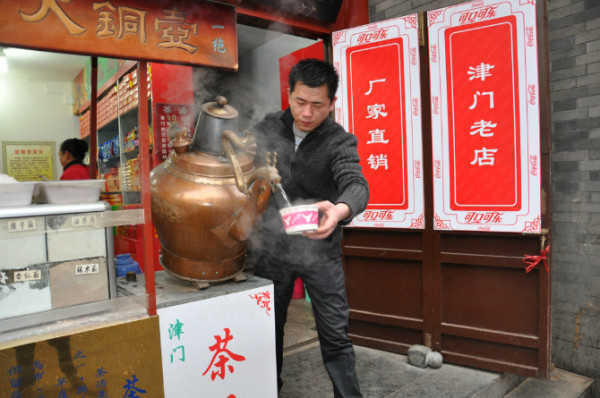 天津传统茶汤 龙嘴大铜壶.jpg