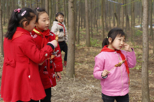 踏春郊游,五香居为留守儿童送上美食和关爱