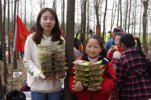 踏春郊游,五香居为留守儿童送上美食和关爱