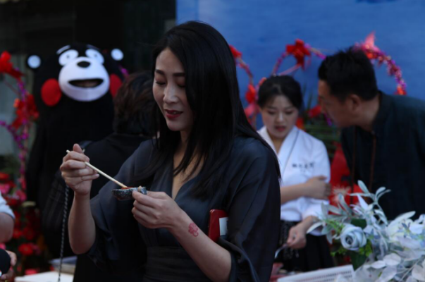 上海一餐饮企业:50斤金枪鱼当场分解品尝,食客大呼过瘾 上海一餐饮企业:50斤金枪鱼当场分解品尝,食客大呼过瘾