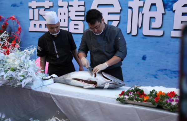 上海一餐饮企业:50斤金枪鱼当场分解品尝,食客大呼过瘾 上海一餐饮企业:50斤金枪鱼当场分解品尝,食客大呼过瘾