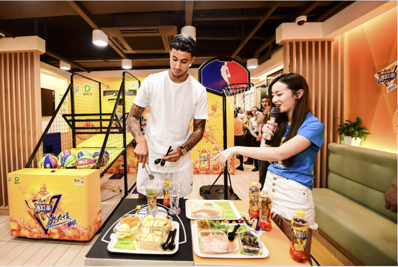 明星教练!库兹马空降康师傅冰红茶NBA总冠军店