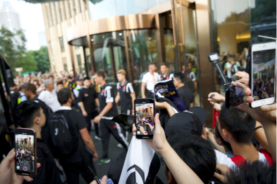 喝水只喝百岁山，C罗中国行手拿百岁山撩动女球迷心！