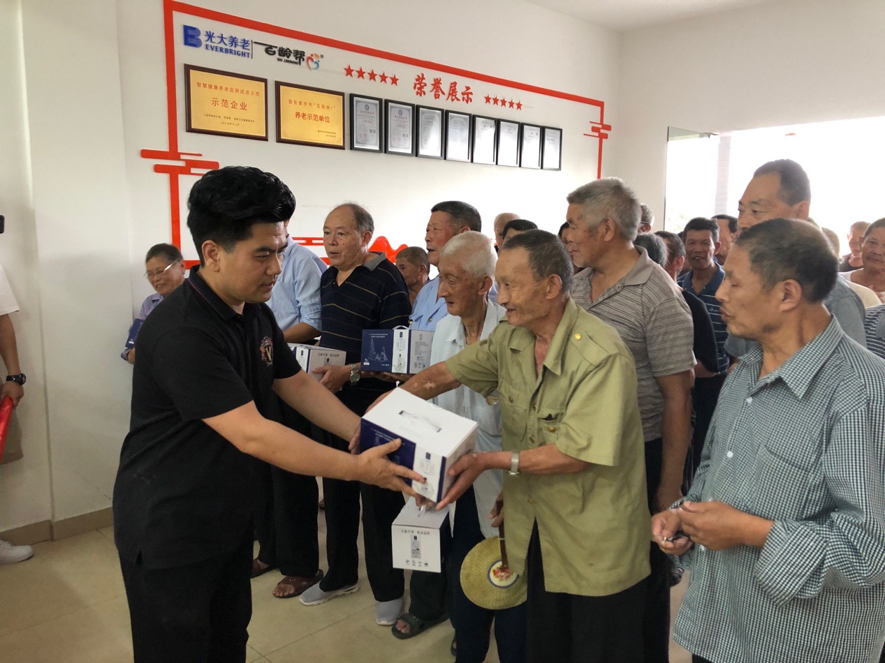 一群人在房间里交谈<em></em><em></em>描述已自动生成