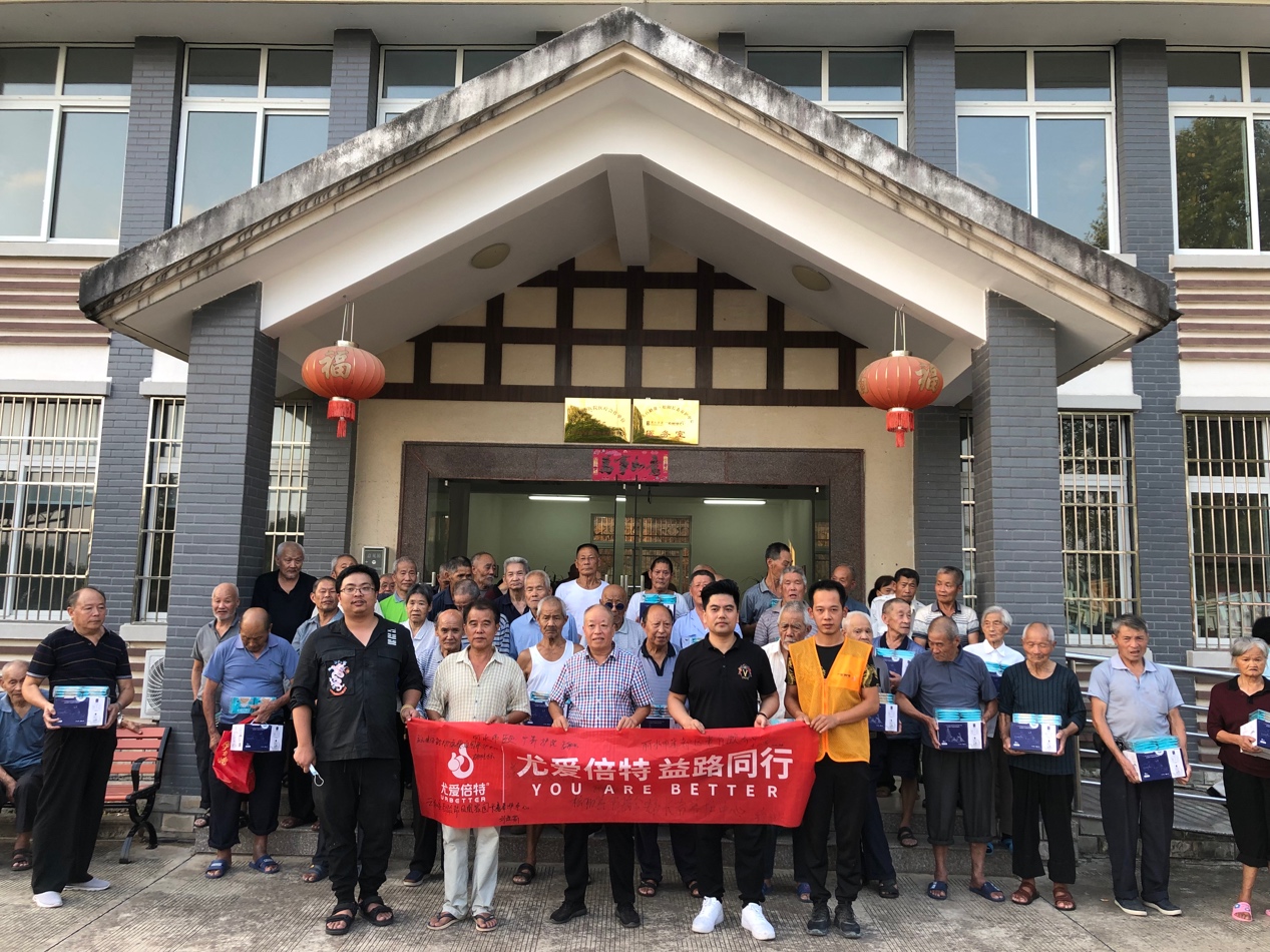 一群人在建筑物前<em></em><em></em>描述已自动生成