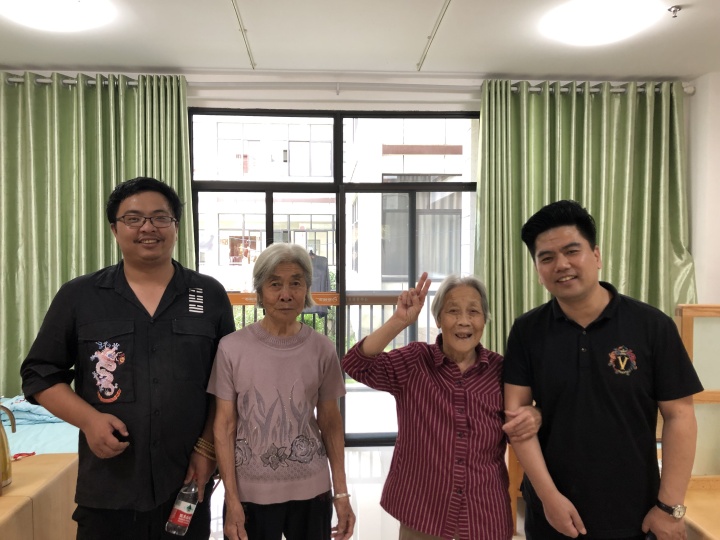 一群人站在室内合影<em></em><em></em>描述已自动生成