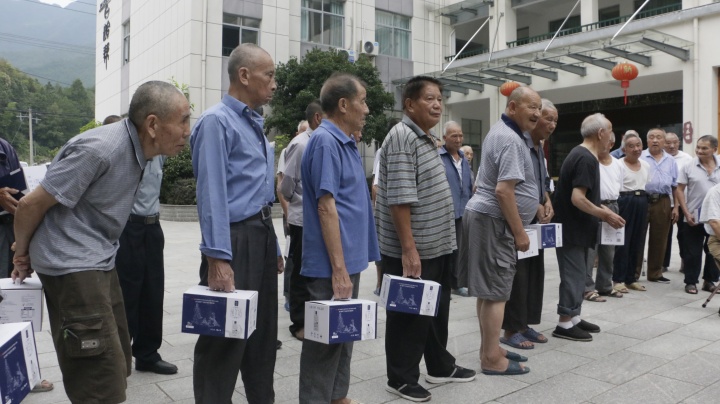 一群人站在街道上<em></em><em></em>描述已自动生成