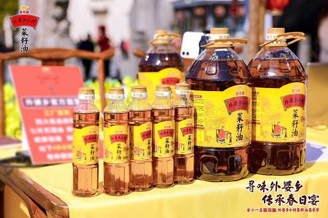 潘志峰大师现场用外婆乡小榨菜籽油烹饪经典徽菜.jpg