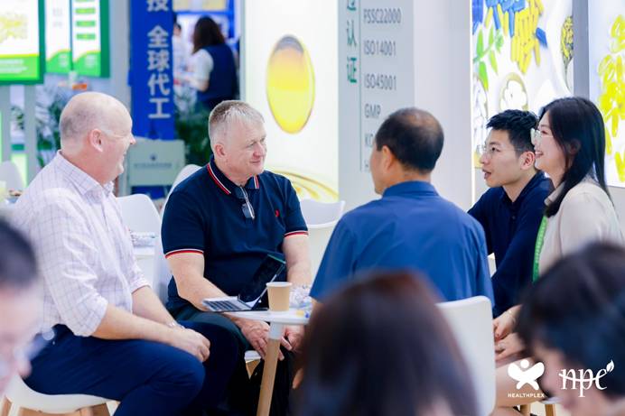 一群人正在聊天<i></i><i></i>
<i></i><i></i>
AI 生成的内容可能不正确。