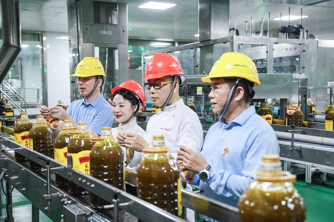 1749462638310714.jpg 外婆乡小榨菜籽油新榨季挂签仪式.jpg