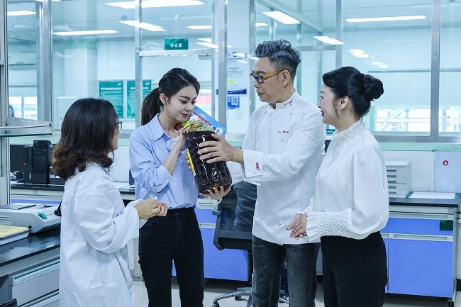 1749462621896527.jpg 工厂工作人员现场教授三大选油方法.jpg