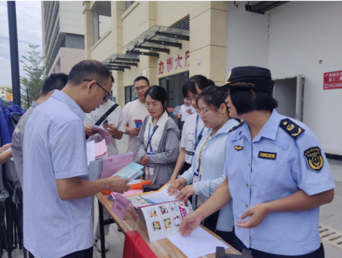 服务队向企业宣讲相关法规、政策,解疑答惑。