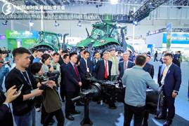 人站在人群中<i></i><i></i>
<i></i><i></i>
AI 生成的内容可能不正确。