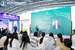 一群人在台上演讲<i></i><i></i>
<i></i><i></i>
AI 生成的内容可能不正确。