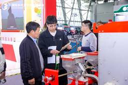 男人站在卡车旁边<i></i><i></i>
<i></i><i></i>
AI 生成的内容可能不正确。