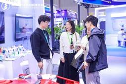 一群男人和女人站在桌子边<i></i><i></i>
<i></i><i></i>
AI 生成的内容可能不正确。