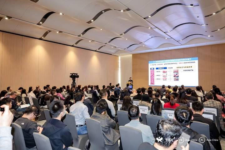 礼堂里有许多人<i></i><i></i>
<i></i><i></i>
AI 生成的内容可能不正确。